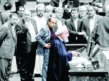 نماینده‌ای که دست به کمر برای روحانی شاخ‌وشانه کشید، کیست؟/ از عضویت در ستاد میرحسین تا وابستگی به اصول‌گرایان تندروی مجلس!