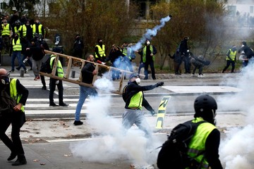  شبکه‌های خبری فرانسه در محاصره جلیقه‌زردها