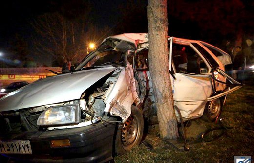 تصادف خودرو با درخت در بزرگراه کلانتری