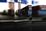 فیلم | خطای عجیب راننده اتوبوس ۲ طبقه جان مسافر را گرفت!