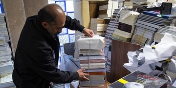کشف یک مغازه با کوهی از کتاب قاچاق نزدیک دانشگاه تهران