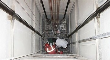 سقوط ۳ طبقه‌ای تعمیرکار آسانسور