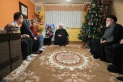 حضور رئیس جمهور در منزل جانباز ارمنی/عکس