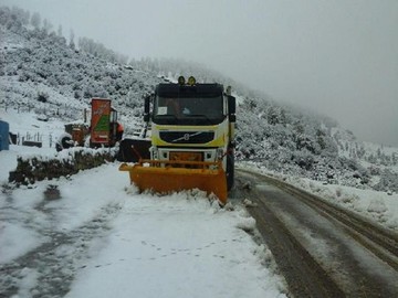 بارش برف راه ارتباطی ۵۰ روستای کوهرنگ را مسدود کرد
