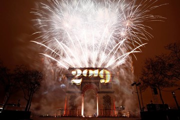 جشن آغاز سال 2019 در شهر پاریس فرانسه
