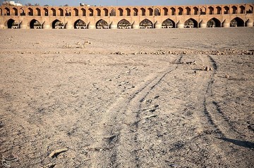 سی و سه پل در خطر نابودی