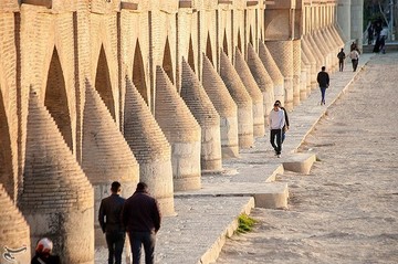 سی و سه پل در خطر نابودی