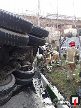 واژگونی بونکر حامل بتون در بزرگراه صدر