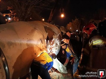 واژگونی بونکر حامل بتون در بزرگراه صدر