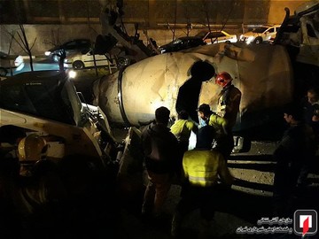 واژگونی بونکر حامل بتون در بزرگراه صدر