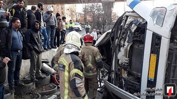واژگونی بونکر حامل بتون در بزرگراه صدر