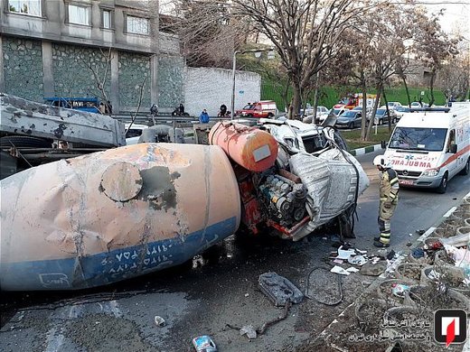 واژگونی بونکر حامل بتون در بزرگراه صدر