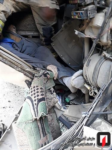 واژگونی بونکر حامل بتون در بزرگراه صدر