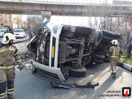 واژگونی بونکر حامل بتون در بزرگراه صدر
