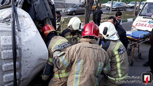 واژگونی بونکر حامل بتون در بزرگراه صدر