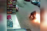 فیلم | لحظه خطرناک شعله‌ور شدن سیلندر گاز و واکنش عجیب اهالی محل