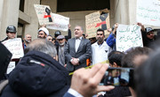 احمد توکلی در میان تجمع کنندگان مقابل سازمان خصوصی سازی /عکس