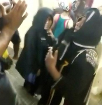 لحظه ورود دو زن به معبد آیاپا در هند