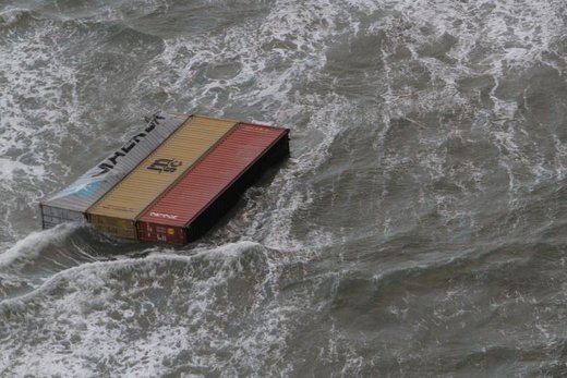 سقوط  ۲۷۰ کانتینر به آب در هلند