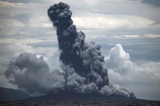 کوه آتشفشانی Anak Krakatau اندونزی در زمان فوران، گرده‌های خاکستر را به بیرون پرتاب می‌کند