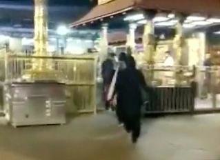 لحظه ورود دو زن به معبد آیاپا در هند