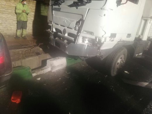 تصادف پژو ۴۰۵ با کامیونت در محله شادآباد
