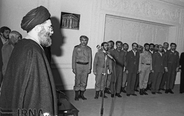 آیت الله خامنه ای رئیس جمهور 12 بهمن 1365 در مراسم معرفی «سرتیپ منصور ستاری» فرمانده جدید نیروی هوائی ارتش جمهوری اسلامی ایران حضور دارند
