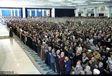 واکنش‌ها به حذف میله‌های حائل در نمازجمعه/ مگر ائمه جمعه‌ای که شهید شدند، محافظ نداشتند؟
