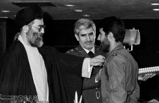 مراسم جشن فارغ التحصیلی دانشجویان دانشکده خلبانی شهید خضرائی 19 مهر 1366، با حضور آیت الله خامنه ای رئیس جمهوری و سرتیپ ستاری فرمانده نیروی هوایی ارتش جمهوری اسلامی برگزار شد