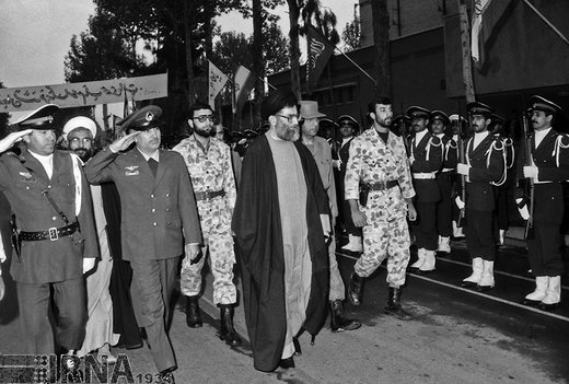  آیت الله خامنه ای رییس جمهور و سرتیپ ستاری فرمانده نیروی هوایی ارتش جمهوری اسلامی، 15 آبان 1367در مراسم افتتاح نخستین دانشکده نیروی هوایی حضور دارند