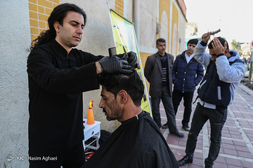 اصلاح رایگان موی سر رهگذران در میدان قزوین