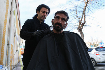 اصلاح رایگان موی سر رهگذران در میدان قزوین