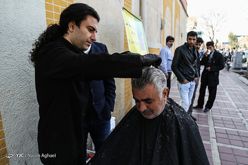 اصلاح رایگان موی سر رهگذران در میدان قزوین
