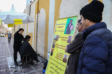 اصلاح رایگان موی سر رهگذران در میدان قزوین