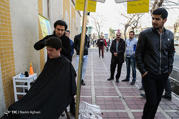 اصلاح رایگان موی سر رهگذران در میدان قزوین