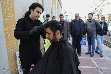 اصلاح رایگان موی سر رهگذران در میدان قزوین