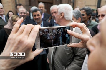 سلفی احمدینژاد با خسرو گلسرخی! سلفی احمدینژاد با خسرو گلسرخی!