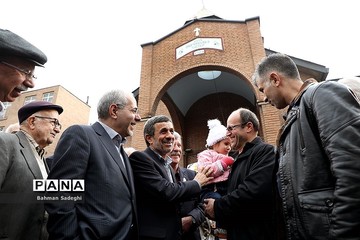 حضور احمدی‌نژاد در مراسم سال نو میلادی  ارامنه شرق تهران