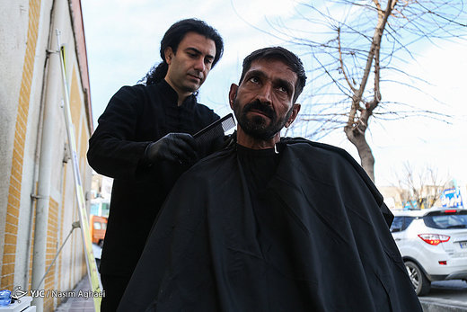اصلاح رایگان موی سر رهگذران در میدان قزوین