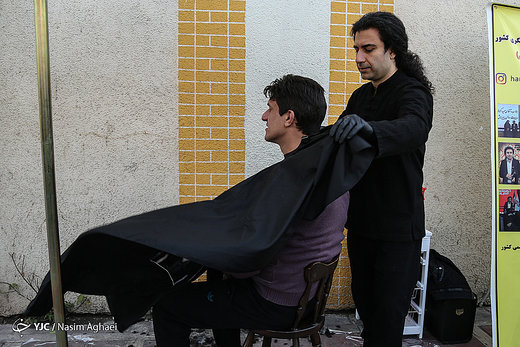 اصلاح رایگان موی سر رهگذران در میدان قزوین