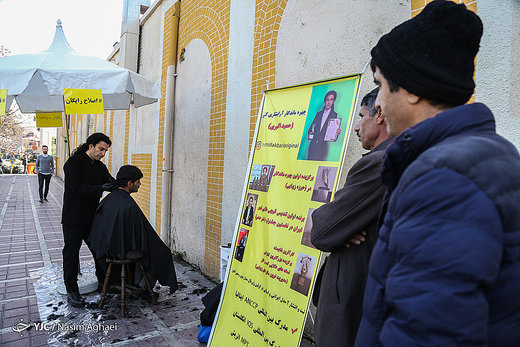 اصلاح رایگان موی سر رهگذران در میدان قزوین