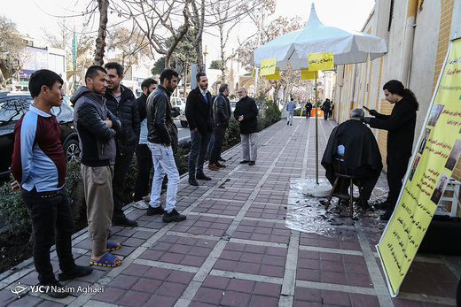 اصلاح رایگان موی سر رهگذران در میدان قزوین