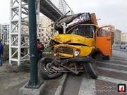 تصاویر | برخورد کامیون با پایه پل عابر در بزرگراه بسیج