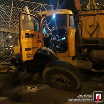 برخورد کامیون با پایه پل عابر در بزرگراه بسیج