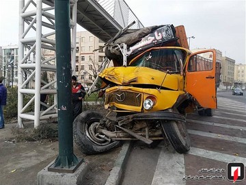 برخورد کامیون با پایه پل عابر در بزرگراه بسیج