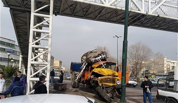 برخورد کامیون با پایه پل عابر در بزرگراه بسیج