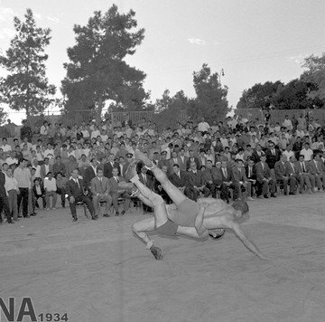 مراسم اعزام قهرمانان تیم ملی کشتی عضو باشگاه راه آهن، به مسابقات المپیک 1964 توکیو - 1343