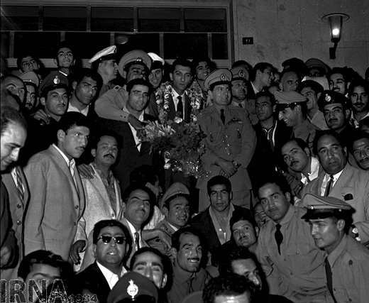استقبال مردم از تیم ملی کشتی ایران، پس از قهرمانی در مسابقات جهانی کشتی 1961- یوکوهاما- ژاپن - 1340