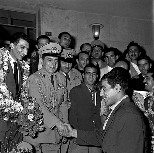 استقبال مردم از تیم ملی کشتی ایران، پس از قهرمانی در مسابقات جهانی کشتی 1961- یوکوهاما- ژاپن - 1340