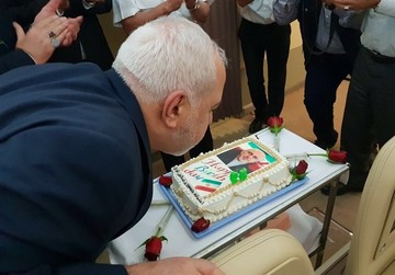 حاشیه های سفر به هند: جشن تولد ظریف در هواپیما+عکس